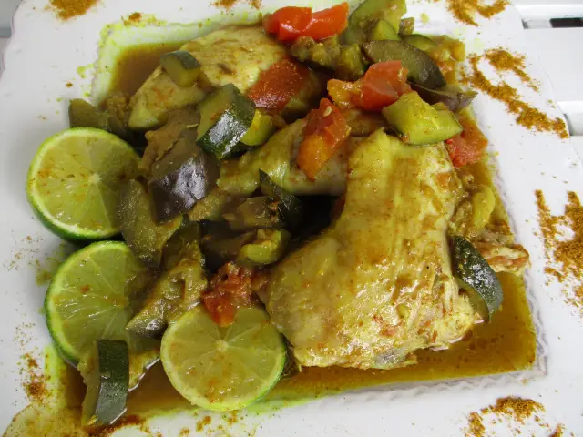 Colombo de poulet aux légumes et rondelles de citron vert