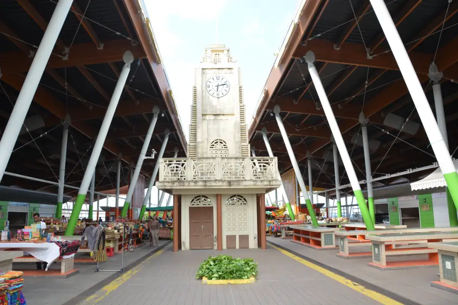 Le marché couvert de Basse-Terre et sa tour horloge