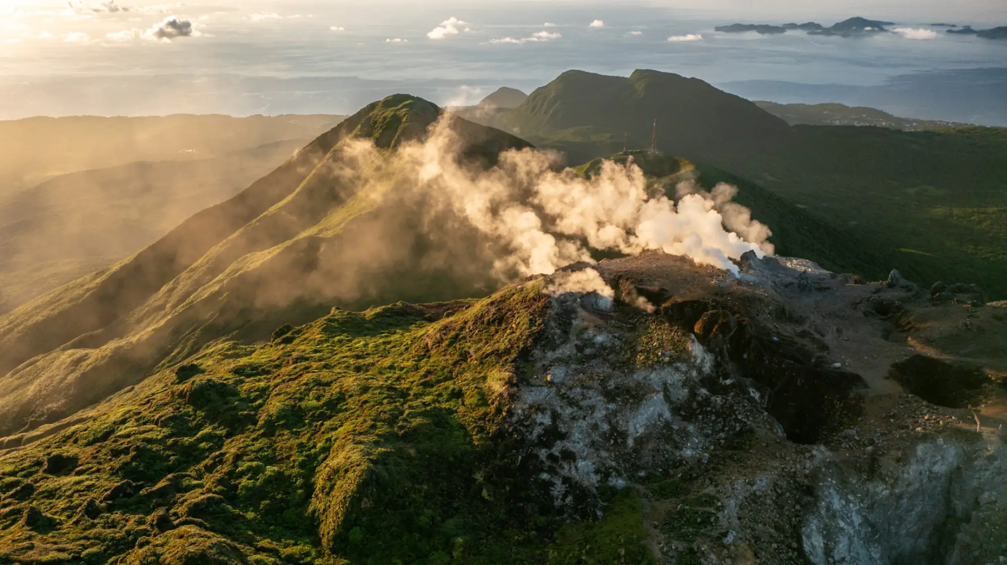 Vue aérienne du dôme de la Soufrière et de ses fumerolles