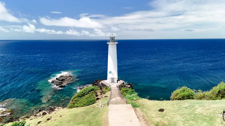 Le phare blanc de Vieux-Fort face à la mer des Caraïbes